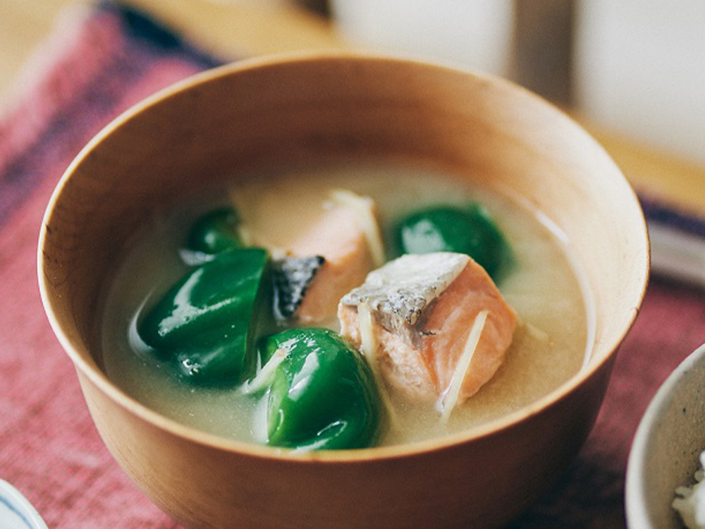 ピーマンと秋鮭のみそ汁