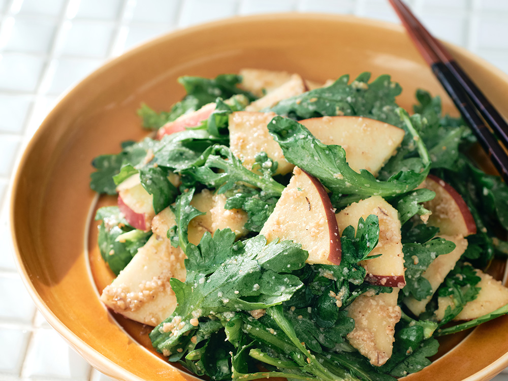 春菊とりんごの味噌ごま和えサラダ