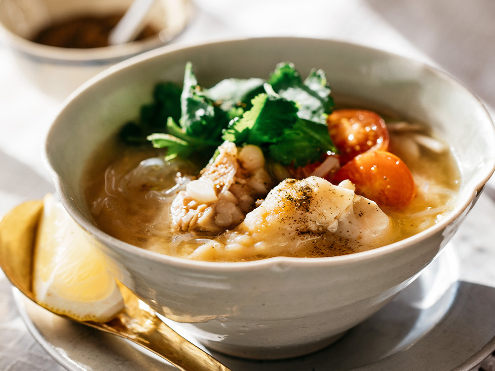 山椒香る、鶏肉とパクチーのエスニックみそスープ