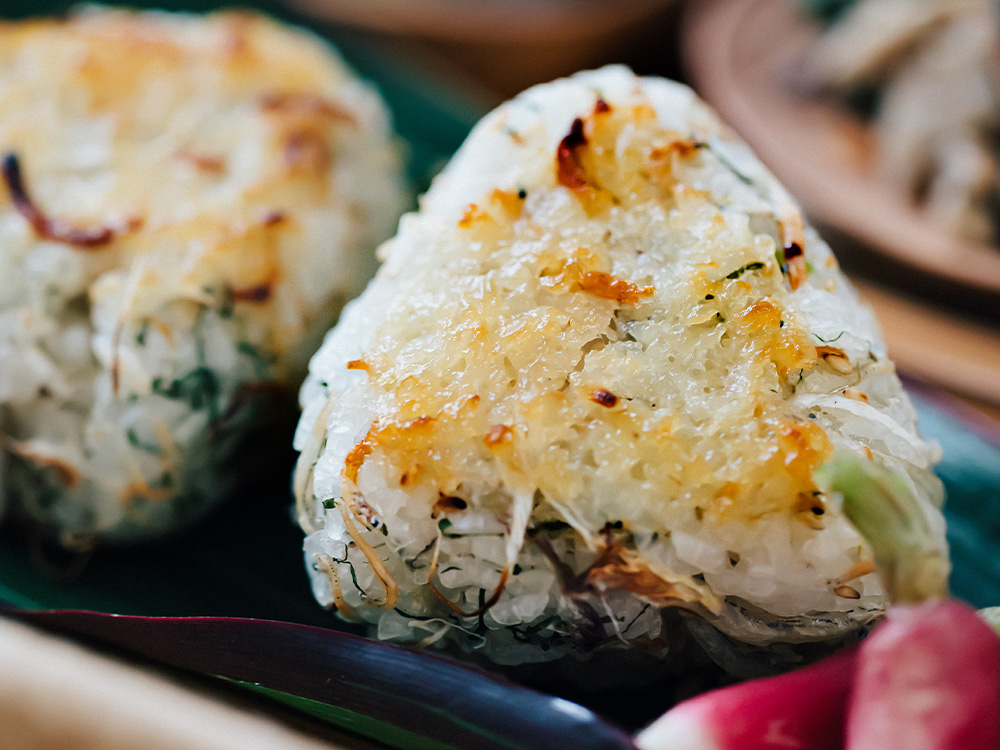 塩こうじと薬味の焼きおにぎり（ひかり味噌 生塩こうじ 麹の花）