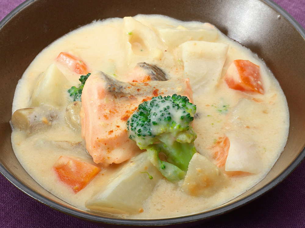 根菜と鮭のミルク煮込み（ひかり味噌 円熟こうじみそ） 
